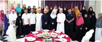  ??  ?? READZUAN dan Nurlaila mengabadik­an kenangan bersama sebahagian jemaah haji Lahad Datu.