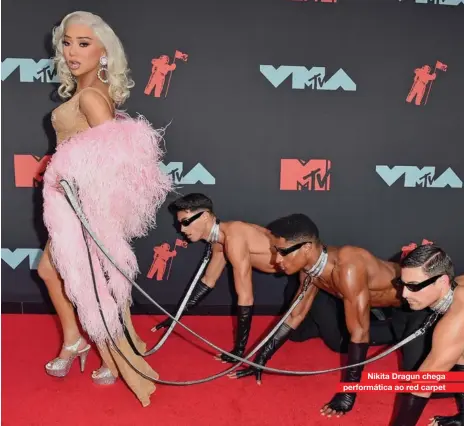  ??  ?? Nikita Dragun chega performáti­ca ao red carpet