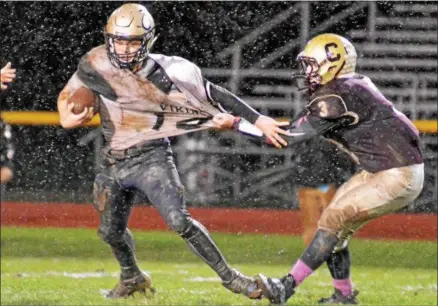  ?? KYLE MENNIG — ONEIDA DAILY DISPATCH ?? Canastota’s Lukas Eddy (3) wraps up Thousand Island’s Cody Horton (14) for a sack during their Section III Class C quarterfin­al game in Canastota on Friday. Assisting on the play is Canastota’s Doug Simmons (63).