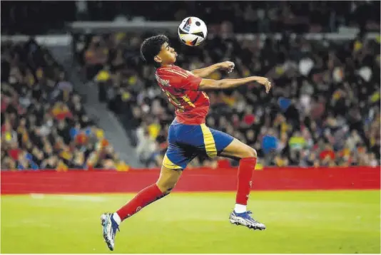  ?? Juan Medina / Reuters ?? Lamine Yamal controla un balón durante el partido contra Brasil en el Bernabéu.