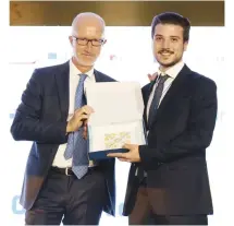  ??  ?? Luigi Mutascio premiato da Giovanni De Caro