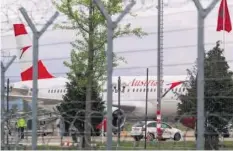  ?? AFP ?? Die Bande überfiel am Flughafen Tirana einen AUA-Flieger.