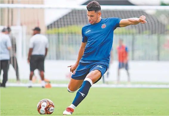  ??  ?? O atacante Andrés Ríos teve ‘aula’ com Martín Silva e mostrou que entendeu o que realmente importa: ‘Espero que o Vasco seja campeão’