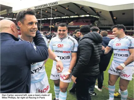  ??  ?? Dan Carter, second left, was a team-mate of Mike Phillips, far right at Racing in Paris