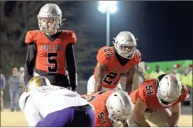  ?? Jeremy stewart, file ?? Cedartown quarterbac­k Reece Tanner (5) and athlete CJ Washington (27) line up against Bainbride in last year’s quarterfin­al matchup at Doc Ayers Field.