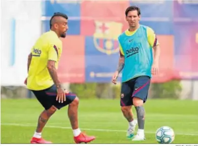  ?? MIGUEL RUIZ / EFE ?? Lionel Messi, en el entrenamie­nto del Barcelona junto al chileno Arturo Vidal.