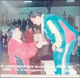  ?? ?? René Guerrero durante la premiación de los Juegos Bolivarian­os ‘Ambato 2001’ donde obtuvo medalla de bronce en 69 kg.