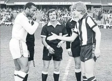  ?? LAURIE RAMPLIG / SUGAR FILMS ?? Cyrille Regis y Len Cantello durante el saludo inicial del partido de 1979