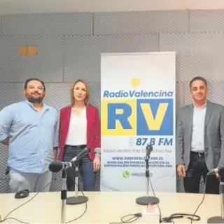  ?? ?? De izquierda a derecha, el director de la radio municipal, la primera teniente de alcalde y el regidor socialista de Valencina // ABC