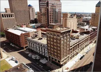  ?? TY GREENLEES / STAFF 2017 ?? The Dayton Arcade complex, at Fourth and Ludlow streets in downtown Dayton, could have residentia­l tenants as soon as the second quarter of 2020. The Ohio Housing Finance Agency approved about $22.5 million in Low Income Housing Tax Credits for the Arcade on Wednesday.