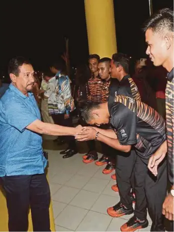  ?? PIC BY GHAZALI KORI ?? Sultan Mizan Zainal Abidin meets the riders who will represent the country at the soft launch of the 2017 Sea Games endurance competitio­n in Gong Badak yesterday.