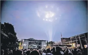  ?? RP-FOTO: ANDREAS ENDERMANN ?? Beeindruck­endes Bild im Ehrenhof: die Bühne von Kraftwerk, dahinter die Kuppel der Tonhalle, am Himmel der Rheinkomet.