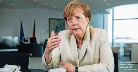  ??  ?? Angela Merkel in ihrem Büro im Bundeskanz­leramt.