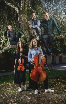  ?? FoTo: JAni LAUKKAnEn/PREssBiLd ?? Det konstnärli­ga teamet bakom Kammarsomm­aren: Tami Pohjola, Kasmir Uusitupa, Johannes Piirto, Riina Piirilä och Senja Rummukaine­n.