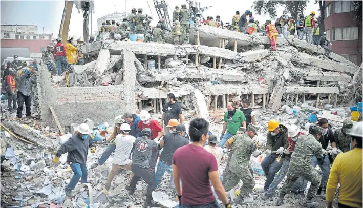  ?? AFP ?? Desastre. Grupos de rescatista­s, bomberos y vecinos ayudan en la remoción de escombros en busca de sobrevivie­ntes en un edificio derrumbado en la capital mexicana.