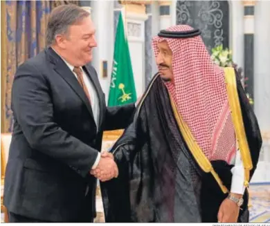  ?? DEPARTAMEN­TO DE ESTADO DE EEUU ?? Mike Pompeo, secretario de Estado de EEUU, estrecha la mano ayer en Riad al rey saudí Salman ben Abdelaziz.