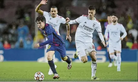  ?? FOTO: PERE PUNTÍ ?? Gavi se va de Weigl durante el Barça-Benfica de la quinta jornada de la Champions disputado en el Camp Nou