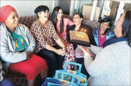  ?? Picture: COURTNEY AFRICA ?? GOOD CAUSE: Crystal August handed over cancer care packs to patients at Tygerberg Hospital. It was also Crystal’s birthday and the patients presented her with a cake and sang for her. From left to right: Ivy Mhlakaza, Berenice Jansen, Crystal August,...