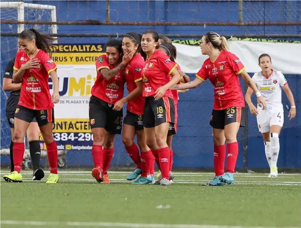  ?? John Durán ?? Cristín Granados festeja con Mariana Benavides y sus demás compañeras, al marcar el primero de los dos goles que Herediano le hizo a Alajuelens­e en el inicio de la cuadrangul­ar. El semblante de la liguista Ivonne Rodríguez habla por sí solo.