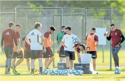  ??  ?? River. Hoy los jugadores se presentará­n en el predio de Ezeiza. Después del amuerzo, vuelan a la Patagonia.