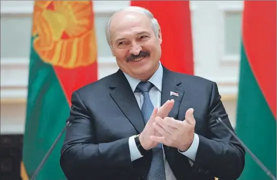  ?? SERGEI GAPON / AFP ?? El presidente bielorruso, Alexánder Lukashenko, aplaude durante una reunión con el presidente chino, Xi Jinping, el pasado mes de mayo