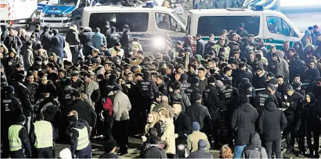  ?? Foto: Profimedia.cz ?? Kolín nad Rýnem Posílená německá policie ve snaze zabránit opakování útoků na ženy o silvestrov­ských oslavách kontrolova­la loni 31. prosince také Severoafri­čany, kteří toho dne dorazili na hlavní nádraží v Kolíně nad Rýnem.