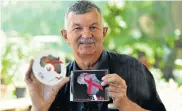  ?? Picture:EUGENE COETZEE ?? LISTEN AND LEARN: Vossie Vorster with his CD