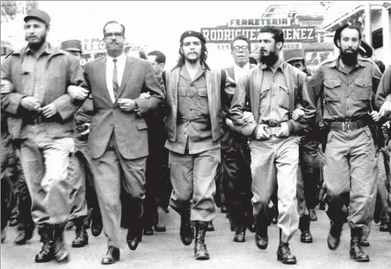  ??  ?? Sepelio de víctimas del sabotaje al buque La Coubre, Fidel Castro, Osvaldo Dórticos, Ernesto Che ñez Jiménez, en el puerto de La Habana el 5 de marzo de 1960 ■ Foto Perfecto Romero