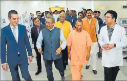  ?? DEEPAK GUPTA/HT PHOTO ?? ■
CM Yogi Adityanath with Dr Naresh Trehan (CMD, Medanta) and others after the inaugurati­on of Medanta hospital in Lucknow on Tuesday.