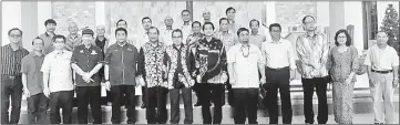  ??  ?? Ahmad Lai (centre),  anked by Dennis on his left and Fr Stanley, and others in a photo-call inside Holy Trinity Church in Lambir.