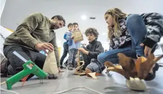  ?? [PACO RODRÍGUEZ] ?? Camilo Seira, en el taller creativo que imparte para críos y adultos de la localidad