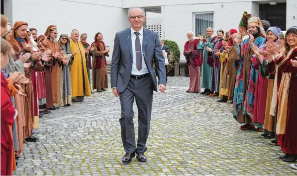  ?? Foto: Anja Fischer ?? In biblischen Kostümen bildete die Theatersch­miede in Bobingens Siedlung ein Spalier für Pfarrer Mariusz Pluta. Auch viele weitere Menschen feierten mit ihm sein Pfarreienj­ubiläum.