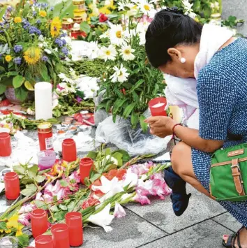  ?? Archivfoto: Peter Kneffel, dpa ?? Kurz nach dem Attentat im Juli 2016 war die Trauer für viele Menschen in München überwältig­end. Angesichts der schrecklic­hen Tat schien auch Tage später die gesamte Stadt noch unter Schock zu stehen.