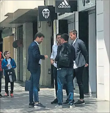  ??  ?? CÓNCLAVE. Pepe Moner, Domínguez, Henrotay y Thierry Hazard, padre de Thorgan, en las oficinas.