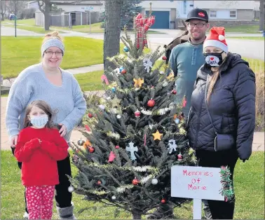  ?? BILL JONES/DAILY SOUTHTOWN PHOTOS ?? Adele, from left, Dawn and Lenny Harootunia­n and Gina Toscano present the Memories of Marie Christmas tree outside Oak Forest City Hall as part of a holiday decorating contest that has been an annual event for more than 25 years.