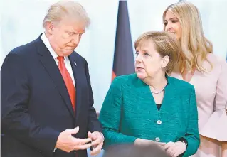  ?? PATRIK STOLLARZ/AFP ?? Donald Trump (E) e Angela Merkel: G-20 incluiu sete países africanos em uma lista de beneficiad­os