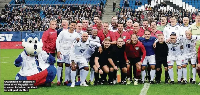  ??  ?? Gruppenbil­d mit Superstars: kehr als 40 Weggefährt­en erwiesen Rafael van der Vaart im Volkspark die Ehre.