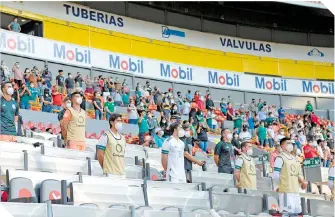  ??  ?? Los jugadores de banca y el público asistente en el estadio Jalisco.