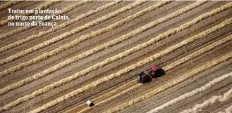  ?? Pascal Rossignol - 21.jul.2015/Reuters ?? Trator em plantação de trigo perto de Calais, no norte da França