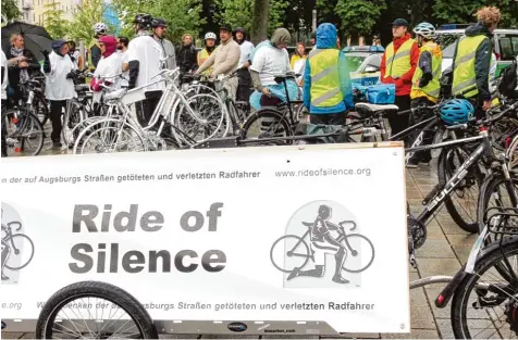  ?? Fotos: Annette Zoepf ?? Mit dem „Ride of Silence“, einer Schweige Rundfahrt, wurde in Augsburg an tödlich verunglück­te Radfahrer erinnert.