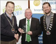  ??  ?? Fred Bowker from the Boomerang Band accepting the award for Best Marching Band from Pat Ó Suillebhai­n and Cllr Steven Matthews.