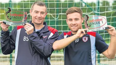  ?? Picture: SNS. ?? League One manager of the month Barry Smith and Lewis Vaughan with the players’ award.