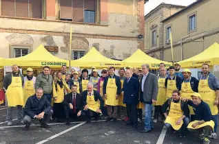  ??  ?? Gli agricoltor­i e allevatori del mercato di Coldiretti, insieme al sindaco Nardella e al presidente del Consiglio regionale, Giani