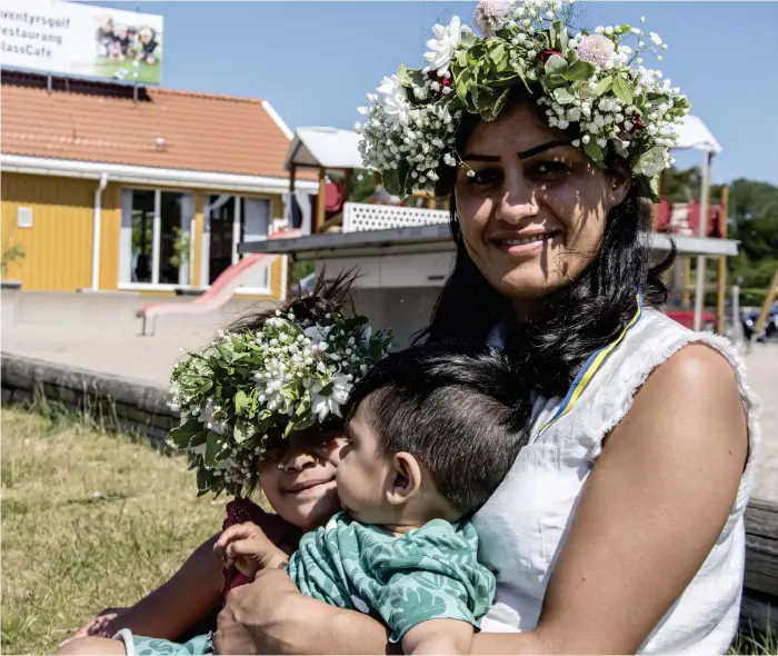  ?? Bild: Arvid Brandström ?? Eliana Omar och barnen Ella och Adam dansade till ”Så göra vi när vi spritar våra händer” under midsommara­fton.