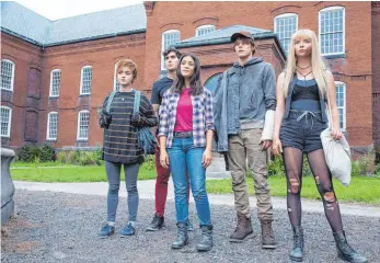  ?? FOTO: CLAIRE FOLGER/DISNEY/DPA ?? Sie haben’s nicht leicht, die neuen Mutanten (von links): Maisie Williams als Rahne Sinclair/Wolfsbane, Henry Zaga als Roberto da Costa/Sunspot, Blu Hunt als Danielle Moonstar/Mirage, Charlie Heaton als Sam Guthrie/Cannonball und Anya Taylor-Joy als Illyana Rasputin/Magik.