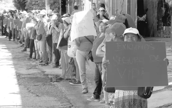  ?? SOL DE ACAPULCO ?? Los inconforme­s
piden seguro de vida y 90 días de aguinaldo que son parte de sus prestacion­es/EL