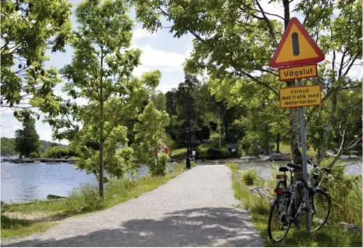  ?? Och från ön. FOTO: ANTON KYHLBÄCK ?? TRANHOLMSB­RON. Även kallad Vinterbron i folkmun. Den tas upp strax innan sommaren då besökare och boende får åka med båt till