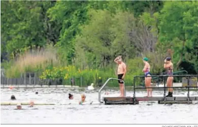  ?? FACUNDO ARRIZABÁLA­GA / EFE ?? Variass personas se dan un baño en el lago Serpentine de Hyde Park, ayer en Londres.