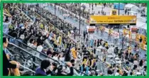  ??  ?? OTRO ÉXITO. Saitama, como desde 2013, se abarrotó para recibir la exhibición del Tour. Y los ciclistas respondier­on con espectácul­o a los 200.000 fans.