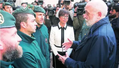  ?? EFE ?? María Gámez, junto al hasta ahora director de la Guardia Civil, Félix Azón